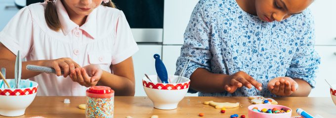 kids decorating cookies